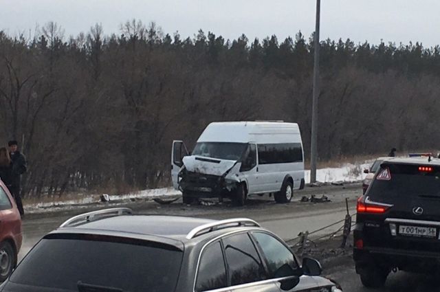 В Оренбурге в тройном ДТП с автобусом похоронного бюро пострадали 5 человек.