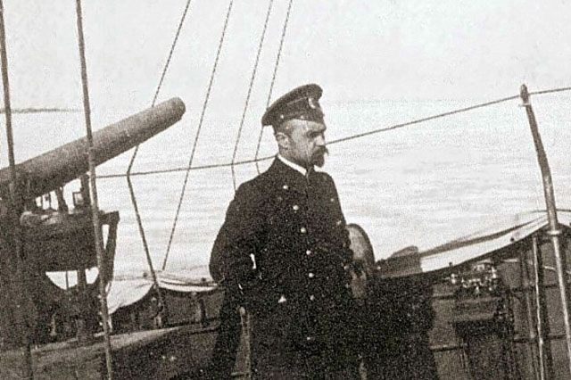 Капитан 1-го ранга Алексей Щастный, начальник Морских сил Балтийского флота, на палубе посыльного судна «Кречет» во время Ледового похода.