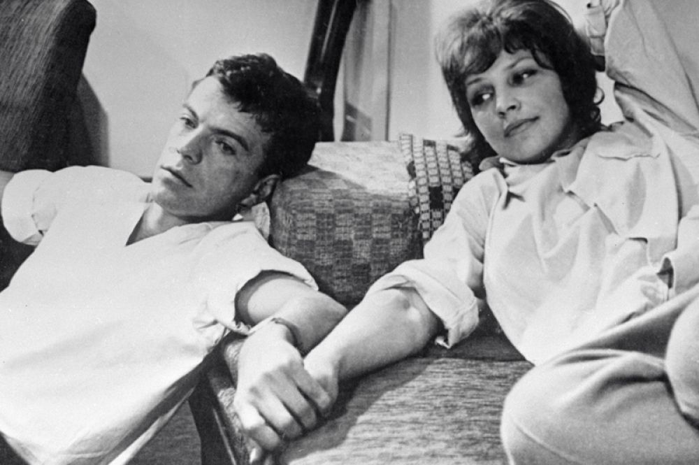 В 1964 году на съемках фильма «Хоккеисты» у Леждей, игравшей жену главного героя, начался роман с Вячеславом Шалевичем. Актеры были вместе около двух лет.