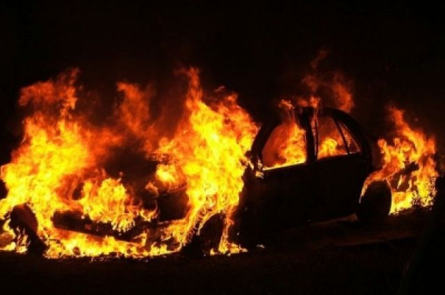 Ночное зарево: в ЖК на Батальной горел автомобиль, огонь перекинулся на две соседние машины (видео)