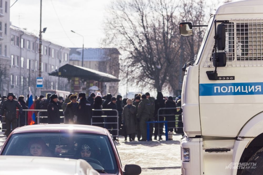 К месту митинга пригнали полицию, но обошлось без эксцессов.