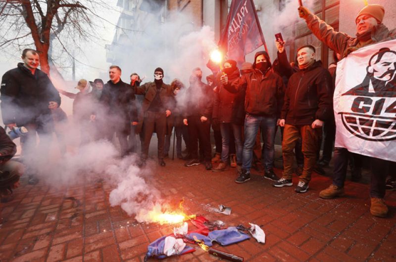 Участники антироссийской акции радикалов в Киеве.
