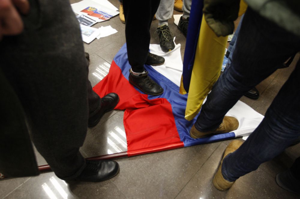 Радикалы громят здание Россотрудничества в Киеве.