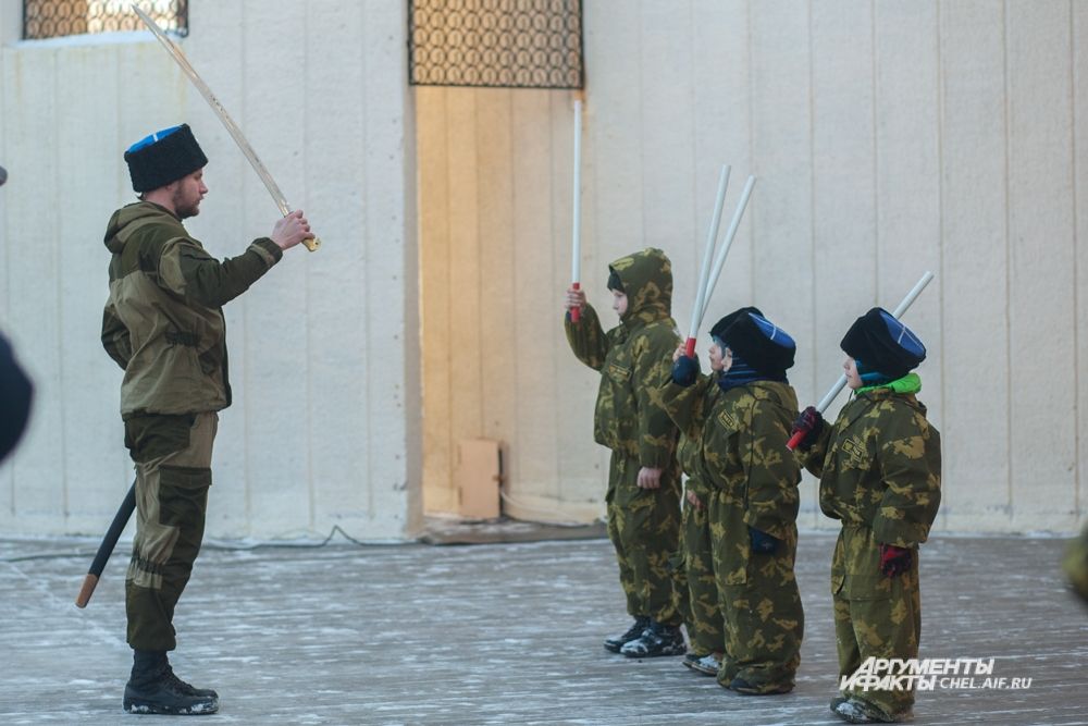 На праздник заглянули и казаки - правда, совсем юные.