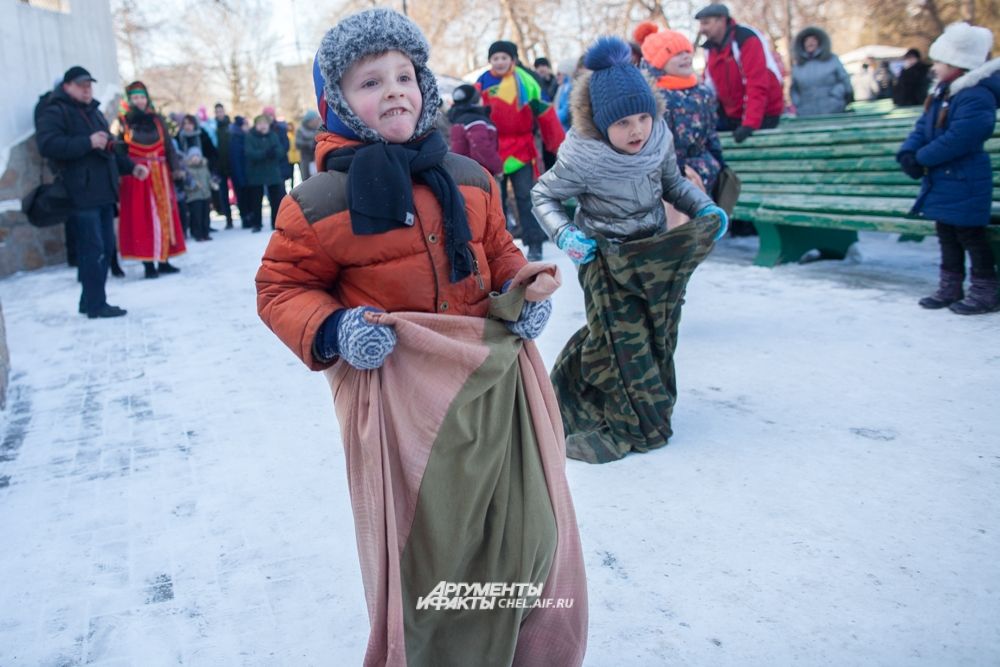 Среди конкурсов - традиционный бег в мешках.