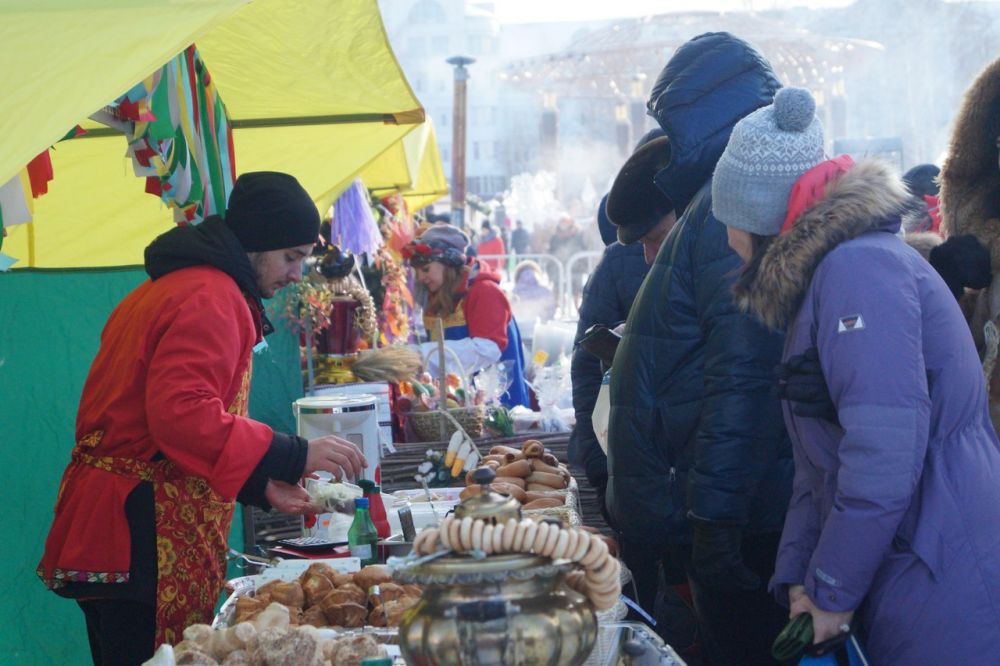 Угощения и сувениры можно было купить на ярмарке.