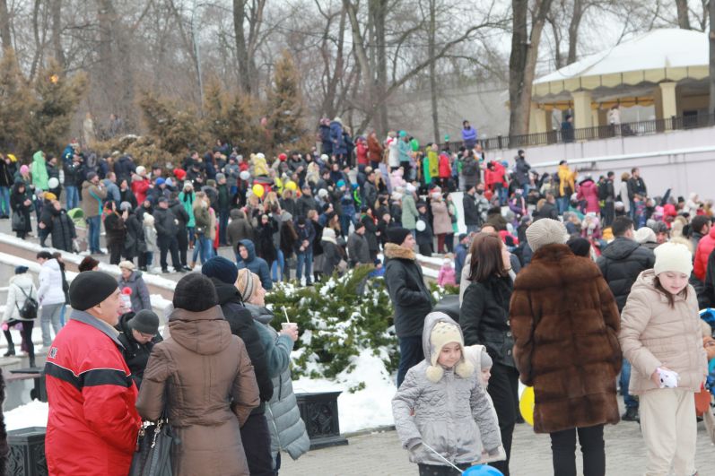 Тысячи ростовчан собрались на Фонтанной площади. 