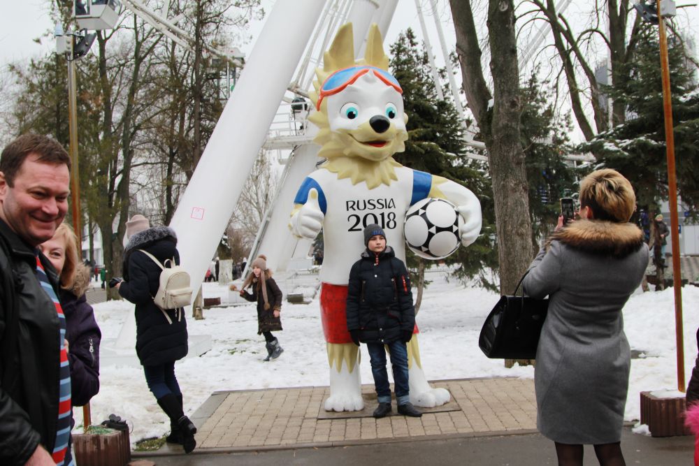 Популярным на празднике был и талисман чемпионата мира по футболу, матчи которого пройдут летом в Ростове.