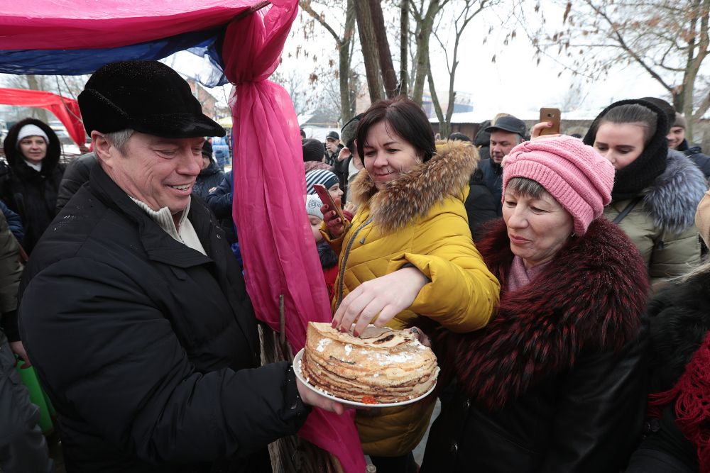 Губернатор Василий Голубев поприветствовал участников праздника, пожелав им здоровья и добра, и открыл областной фольклорный праздник. По традиции в Прощеное воскресенье губернатор попросил у земляков прощения.