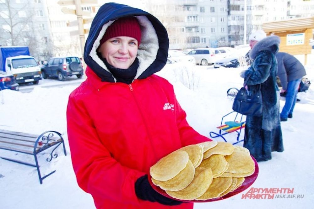 Тем временем, организаторы праздника угощали гостей вкусными сочными блинами торговой марки "Солнцепек".