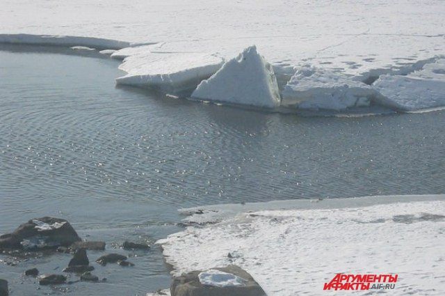 В Оренбургском районе под лед провалился снегоход, спасен ребенок.