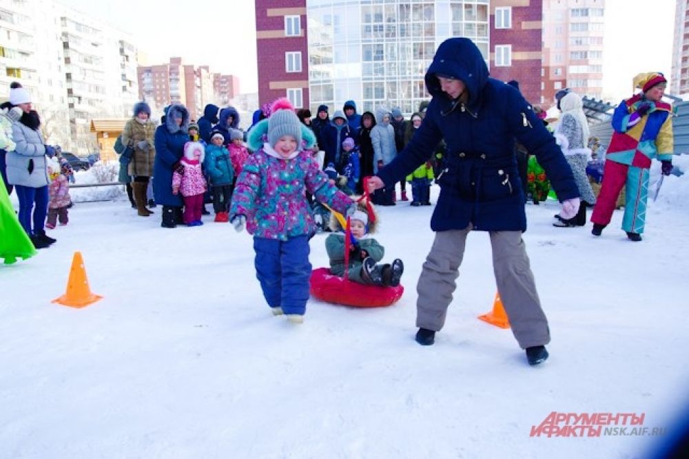 Всем детям и родителям понравился конкурс по урокам вождения - каждый взрослый должен был прокатить свое чадо на зимней плюшке, не коснувшись ограничительной линии.