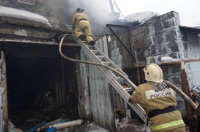 Три человека погибли на пожаре в Заводском районе Кемерова.
