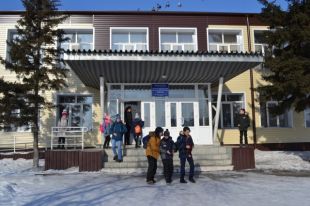 Вход Калманской школы оборудован пандусом