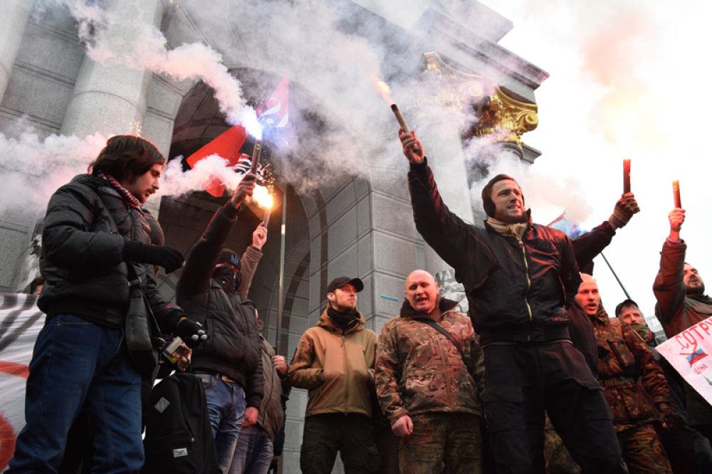 Участники антироссийской акции радикалов в Киеве.