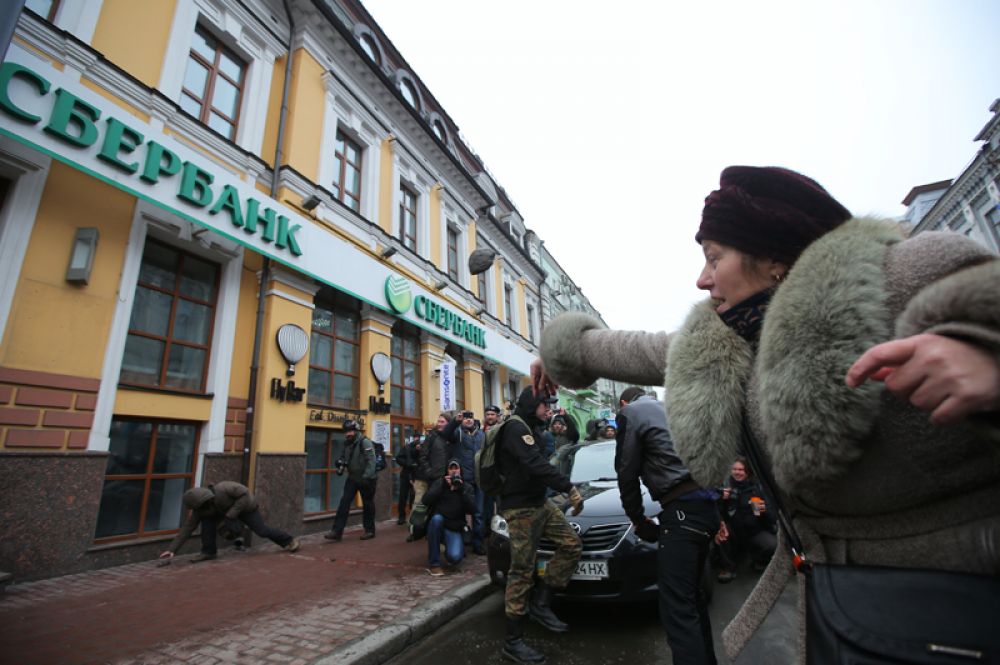 Радикалы громят здание «Сбербанка» в Киеве.