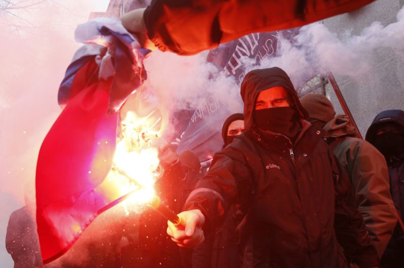 Участники антироссийской акции радикалов в Киеве.