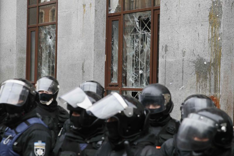 Сотрудники правоохранительных органов у здания Россотрудничества в Киеве, где проходит антироссийская акция радикалов.