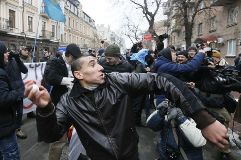 Радикалы громят здание Россотрудничества в Киеве.