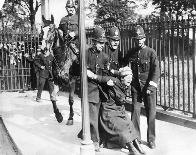 Полицейские удерживают женщину, выступающую за право голосовать на выборах, Лондон. Женщины Великобритании были уравнены в избирательных правах с мужчинами лишь в 1928 году, когда был принят Закон о народном представительстве. 