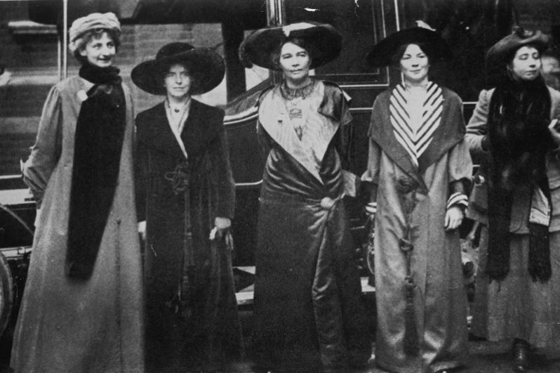 Знаменитые суфражистки: Леди Констанс Литтон, Энни Кенни, Эммелин Петик-Лоуренс, Кристабель Панкхёрст и Сильвия Панкхёрст, около 1910 года.
