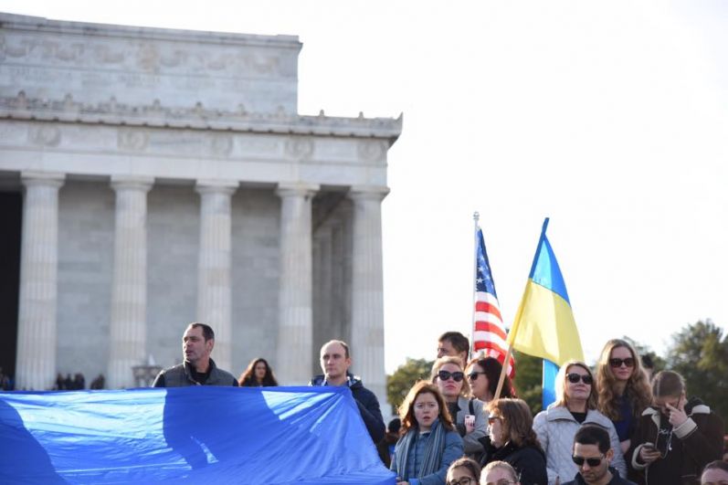 В центре американской столицы, возле Мемориала Линкольна, украинцы почтили память Героев Небесной Сотни.