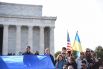 В центре американской столицы, возле Мемориала Линкольна, украинцы почтили память Героев Небесной Сотни.