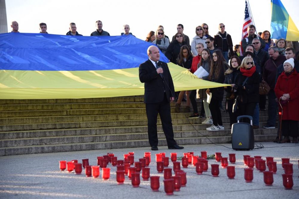 Церемония завершилась исполнением гимнов Украины и США и зажиганием поминальных свечей.