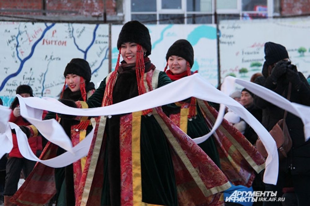 Девушки вынесли традиционные бурятские пояса-хадаки белого цвета, как символ наступившего Нового года по лунному календарю и чистых помыслов. 