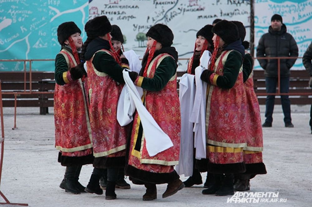 Мероприятие открыли национальные бурятские коллективы.