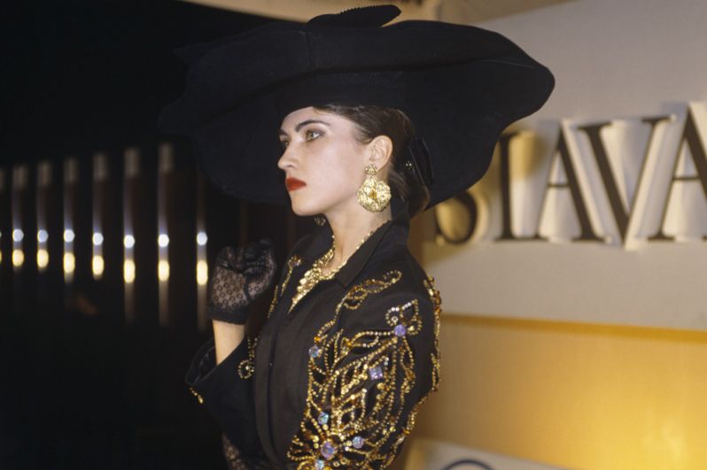 Вячеслав Зайцев представляет свою новую коллекцию одежды осенне-зимнего сезона 1992-1993. 