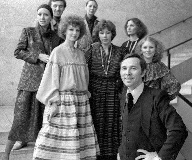 Модельер Вячеслав Зайцев с манекенщицами Общесоюзного дома моделей одежды. 1979 год.