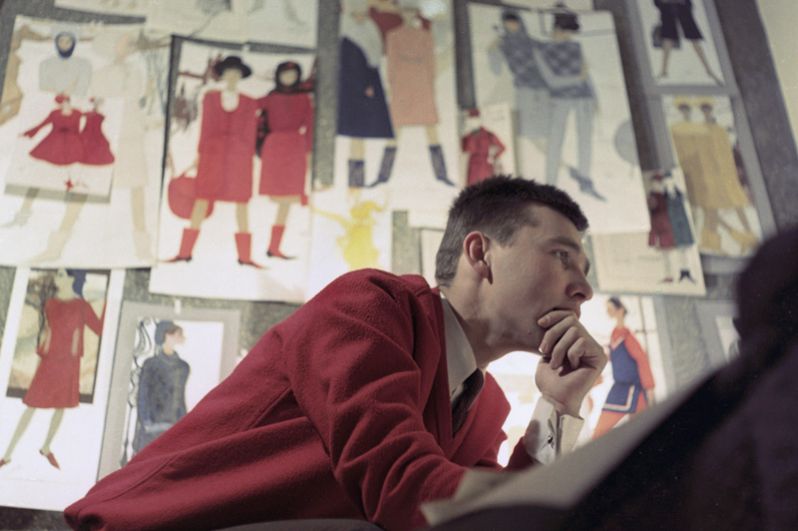 Модельер Вячеслав Зайцев за работой над новой коллекцией женской одежды. 1964 год.