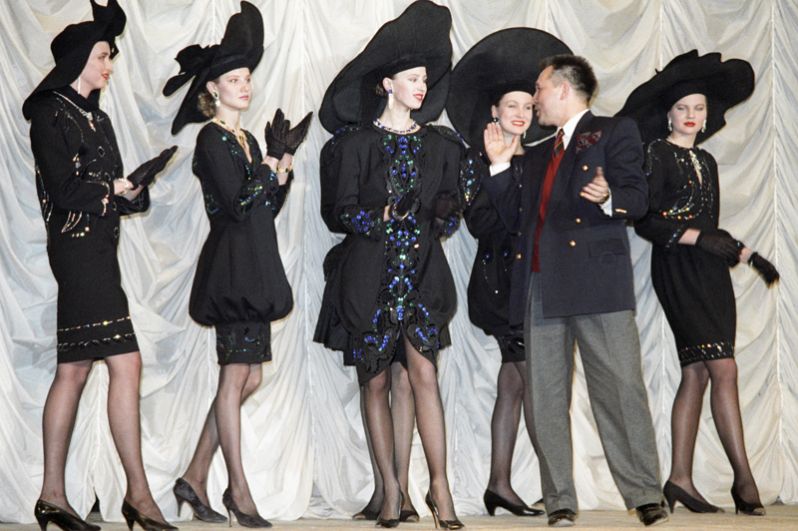 Художник-модельер Вячеслав Зайцев со своими моделями на презентации журнала «Московский стиль». 1991 год.