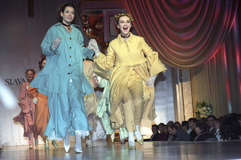 Неделя Высокой моды в Москве. Свою коллекцию представляет Дом моды Вячеслава Зайцева. 1995 год.