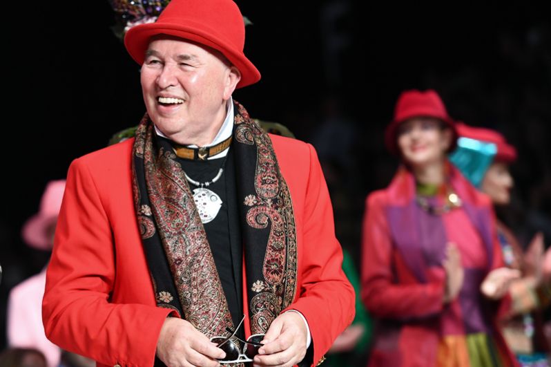 Модельер Вячеслав Зайцев (в центре) во время показа одежды из своей новой коллекции в рамках Mercedes-Benz Fashion Week Russia в Москве. 2017 год.