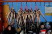 Уличные торговцы сушеной рыбой на местном рынке в Канныне, Южная Корея, где проходят Олимпийские игры.