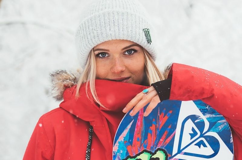 София Федорова - 19-летняя сноубордистка из России, несмотря на свой юный возраст, уже завоевала первые места на Спартакиадах, а также Чемпионате России. Сейчас она - мастер спорта, подтвердивший свое юниорское первенство в биг-эйр. И конечно, София - просто красавица.