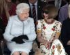 Королева Елизавета II и главный редактор Vogue Анна Винтур на показе дизайнера Ричарда Куинна на Лондонской неделе моды, Великобритания. 