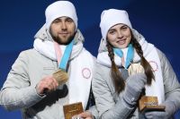 Российские спортсмены Александр Крушельницкий и Анастасия Брызгалова, завоевавшие бронзовые медали в турнире по керлингу в дисциплине дабл-микст, на церемонии награждения на XXIII зимних Олимпийских играх.
