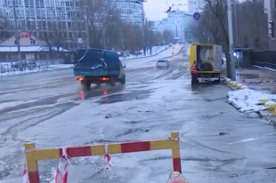 Потоп в Киеве: перекрыто движение транспорта на Соломенской площади