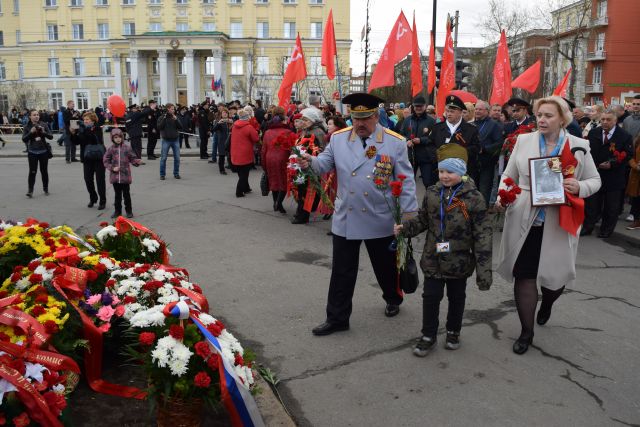 Начальник регионального УМВД Игорь Баталов возлагает цветы в День Победы.