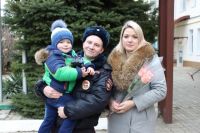 Участковый Егор Савостин и спасенная им семья.