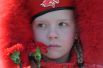 Участница молодежного военно-патриотического движения «Юнармия» во время возложения цветов к Вечному огню у мемориала «Боевая слава Тихоокеанского флота» во Владивостоке.