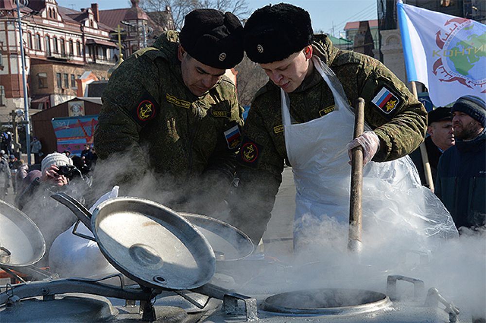 Работа полевой кухни во время праздничных мероприятий в честь Дня защитника отечества во Владивостоке.