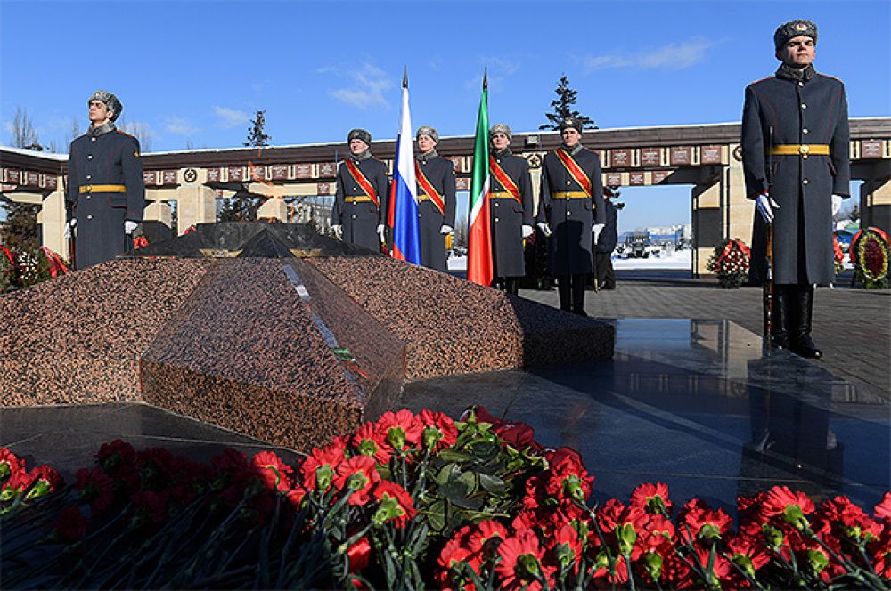 Военнослужащие во время торжественного возложения цветов к Вечному Огню в парке Победы в Казани в рамках празднования Дня защитника Отечества.