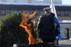 Житель Казани во время торжественного возложения цветов к Вечному Огню в парке Победы в рамках празднования Дня защитника Отечества.