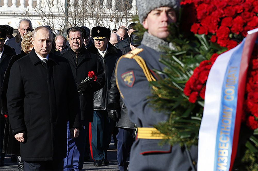 Президент РФ Владимир Путин и председатель правительства РФ Дмитрий Медведев на церемонии возложения венка к Могиле Неизвестного Солдата у Кремлёвской стены в День защитника Отечества.