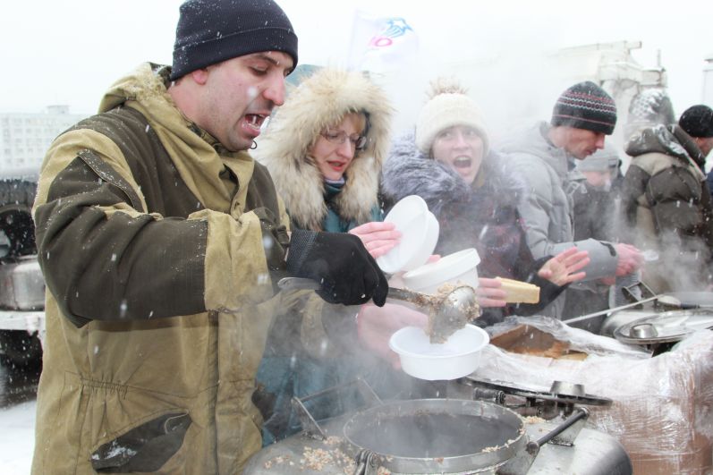 Полевая кухня угощала ростовчан настоящей армейской кашей с тушенкой и крепким горячим чаем. 
