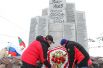 Участники митинга возлагают цветы в День защитника Отечества, посвященного 75-й годовщине битвы за Кавказ, на горе Эльбрус, на высоте 4,2 тысячи метров у камня, где установлена памятная доска бойцам Красной Армии, 13 и 17 февраля 1943 года сбросившим гитлеровские штандарты с вершин Эльбруса и водрузившим советские флаги.